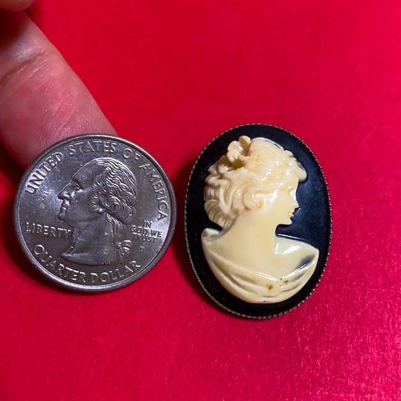 🖤C.60s💕 cameo brooch/pin - Picture 3 of 7